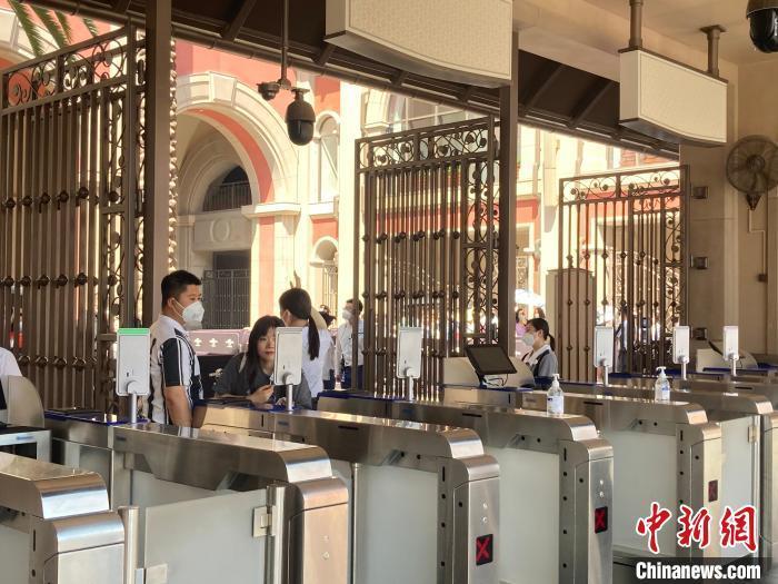 6月25日，北京環(huán)球影城主題公園恢復(fù)開放，圖為游客進(jìn)入園區(qū)?！⌒戽?攝

