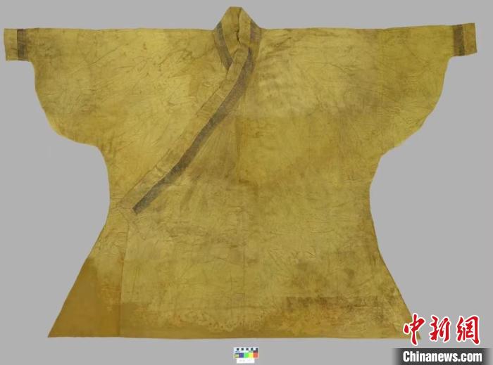 圖為修復(fù)后的元代袍服。　青海省文物考古研究所供圖