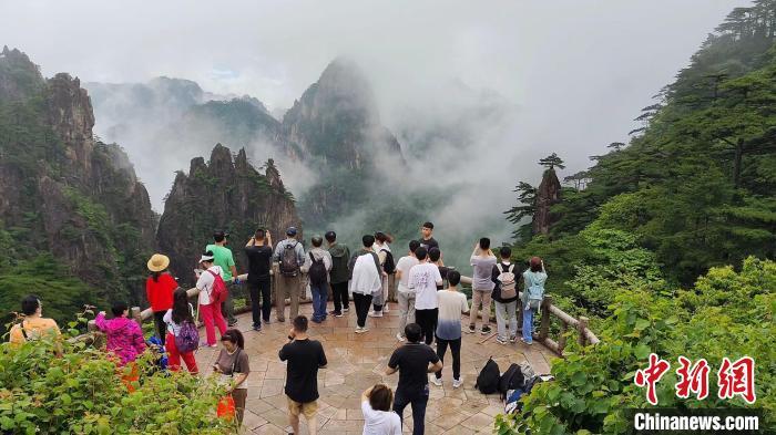 資料圖：夏日黃山云霧繚繞?！≡S永杰 攝