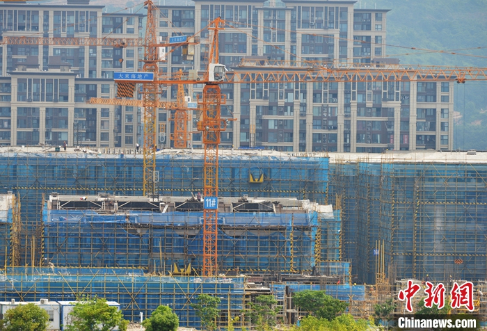 圖為6月30日，福建省寧德市一處正在建設(shè)中的樓盤。 <a target='_blank' href='/'>中新社</a>記者 張斌 攝
