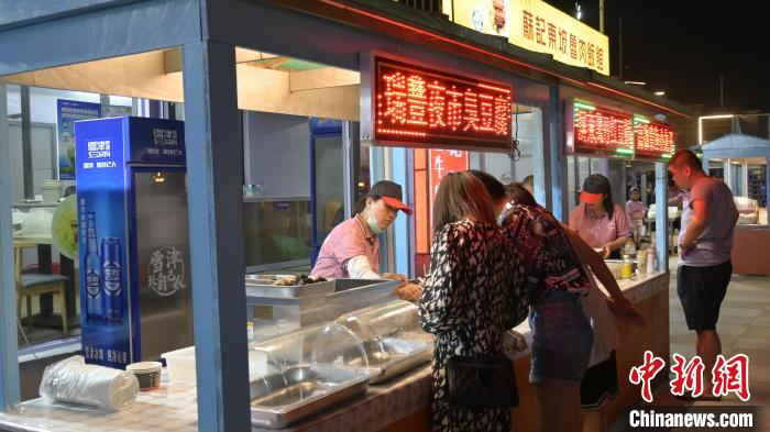 臺(tái)灣夜市美食吸引游客?！≡S雙萍 攝