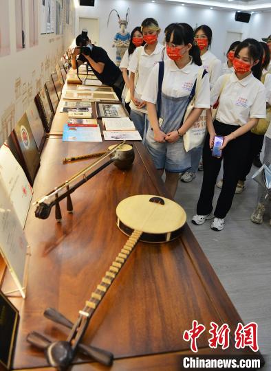 圖為參加研學(xué)體驗營的學(xué)生在福建省實驗閩劇院參觀?！埍?攝