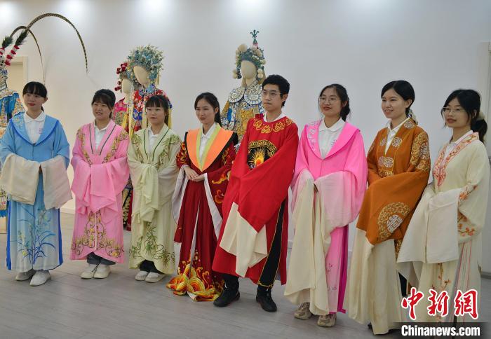 圖為穿著閩劇戲服的研學(xué)體驗營學(xué)生在拍照留念?！埍?攝