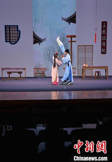 圖為研學(xué)體驗營的學(xué)生在觀看閩劇《荔枝換絳桃》?！埍?攝