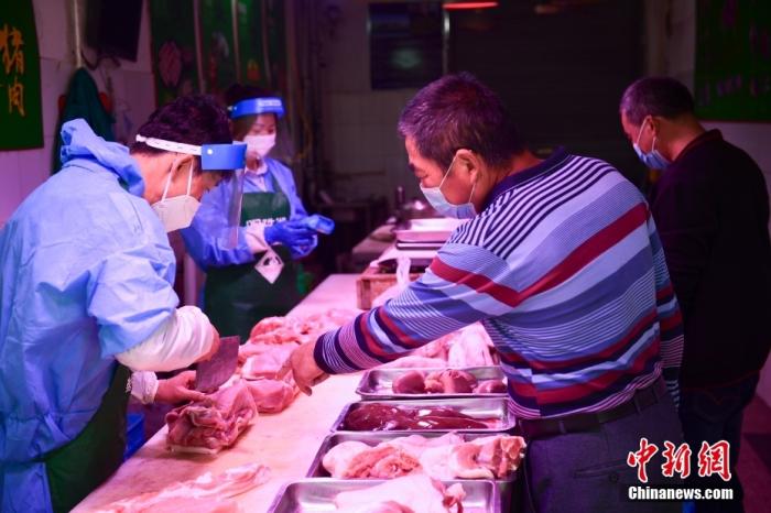 資料圖：上海崇明，居民在廟鎮(zhèn)集貿(mào)市場購買豬肉。 <a target='_blank' href='/'>中新社</a>記者 田雨昊 攝