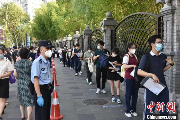 上海高考首日：應(yīng)對(duì)各種突發(fā)狀況警方“鐵騎”護(hù)考小分隊(duì)來(lái)了