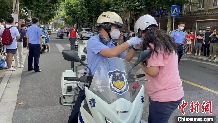 當(dāng)日8時(shí)45分許，在在護(hù)考民警郭澆的一路飛馳之下，考生小夏(化名)及時(shí)趕到了市西中學(xué)考點(diǎn)?！∩虾＞焦﹫D