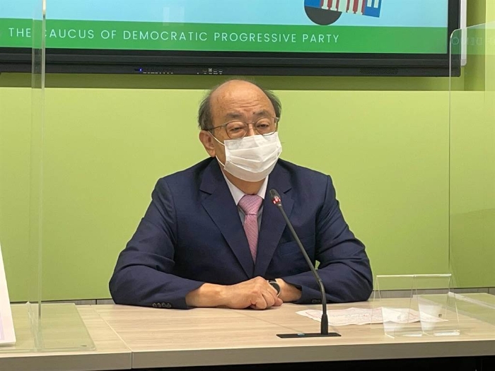 民進(jìn)黨立院黨團(tuán)總召柯建銘表示，世界在動(dòng)亂中，臺(tái)灣也在動(dòng)亂中，自己和幹事長(zhǎng)鄭運(yùn)鵬一起祝福安倍晉三早日康復(fù)。（葉書宏攝）