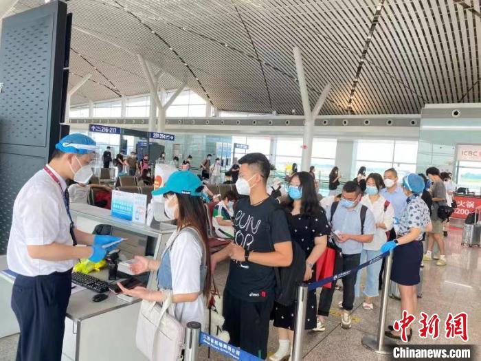 機(jī)場(chǎng)、火車(chē)站、景區(qū)“變忙”中國(guó)旅游業(yè)逐步回暖