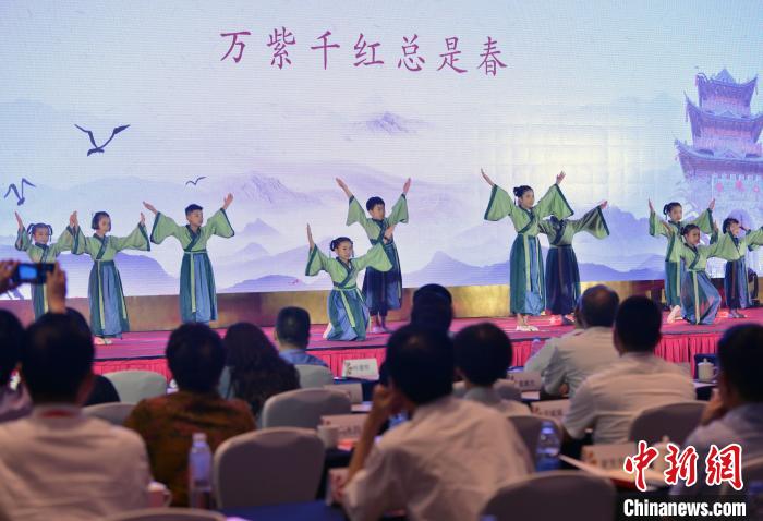 兩岸姓氏代表自編自演了“根”文化小節(jié)目，生動展現(xiàn)中華姓氏文化的傳承與魅力?！埍?攝