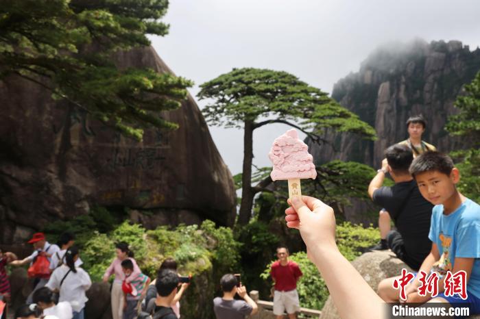 暑期旅游升溫，安徽黃山游人如織?！〕烧郭i 攝