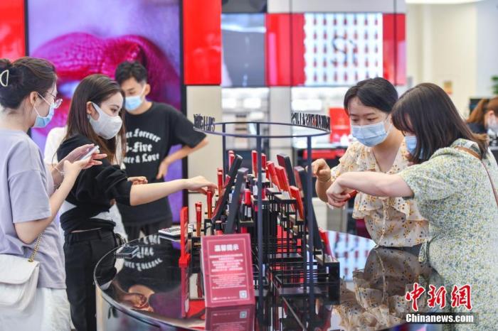 資料圖：顧客在中免集團(tuán)?？谌赵聫V場(chǎng)免稅店選購(gòu)化妝品。 <a target='_blank' href='/'>中新社</a>記者 駱云飛 攝