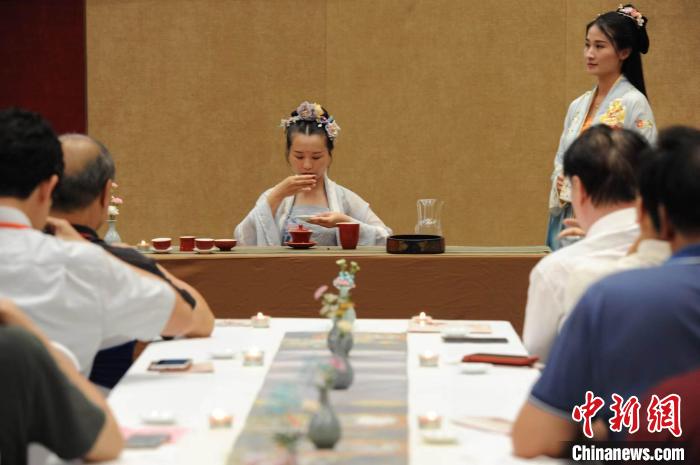 7月9日，兩岸青年品鑒兩岸茶。　蔡東京 攝