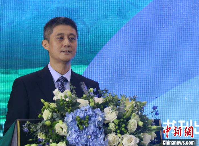 圖為中國外文局副局長兼總編輯高岸明致辭?！∨擞隄?攝