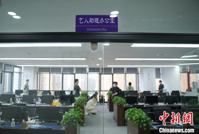 該詐騙團伙將女主播稱為藝人，藝人幕后都有主管、經(jīng)紀(jì)人、助理?！?攝