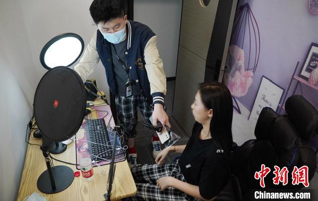 在抓獲的嫌疑人中，女主播有20多個?！?攝