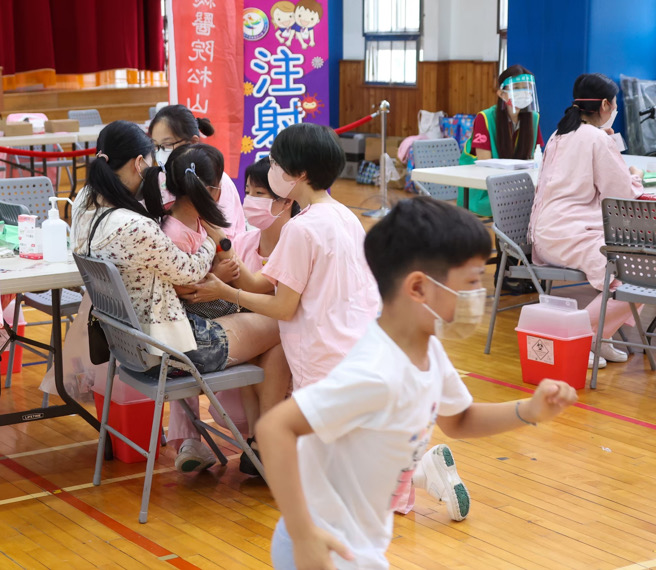臺(tái)灣地區(qū)流行疫情指揮中心12日提醒，目前4歲以下輝瑞B(yǎng)NT疫苗到貨時(shí)間未定，建議家長盡早安排家中幼兒，優(yōu)先接種莫德納疫苗。（圖源：臺(tái)灣“中時(shí)新聞網(wǎng)”）