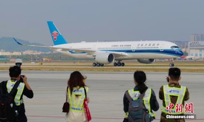 資料圖：2022年1月6日，南航兩架全新大型遠(yuǎn)程寬體A350-900型客機(jī)同時(shí)落戶廣東深圳，加盟南航深圳分公司，深圳迎來目前最大空客寬體客機(jī)。圖為A350-900型客機(jī)飛抵深圳寶安國(guó)際機(jī)場(chǎng)。 中新社記者 陳文 攝