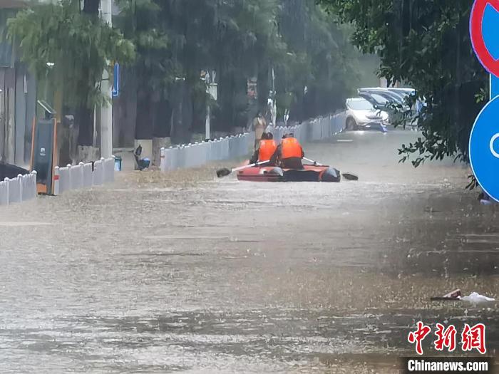 強降雨導致粵北韶關出現(xiàn)嚴重內澇，救援人員在搜救被困人員(資料圖) 韶關市政府 供圖