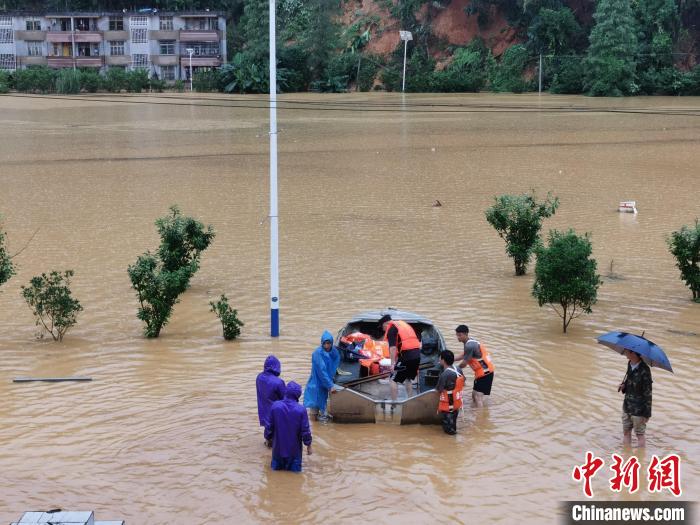 強降雨導致粵北韶關出現(xiàn)嚴重內澇，救援人員在轉移被困人員(資料圖) 韶關市政府 供圖