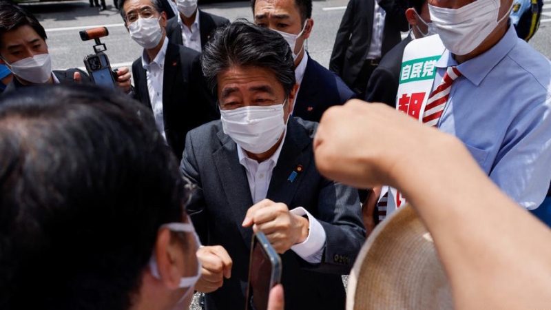 日本前首相安倍晉三7月8日在奈良進(jìn)行參議院選舉助選演說(shuō)時(shí)遭遇槍擊。（圖源：路透社）