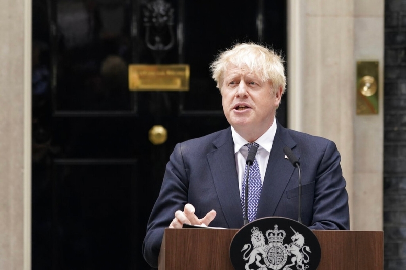 當(dāng)?shù)貢r(shí)間7月7日，英國(guó)首相約翰遜在首相府外宣布辭職。（圖源：美聯(lián)社）