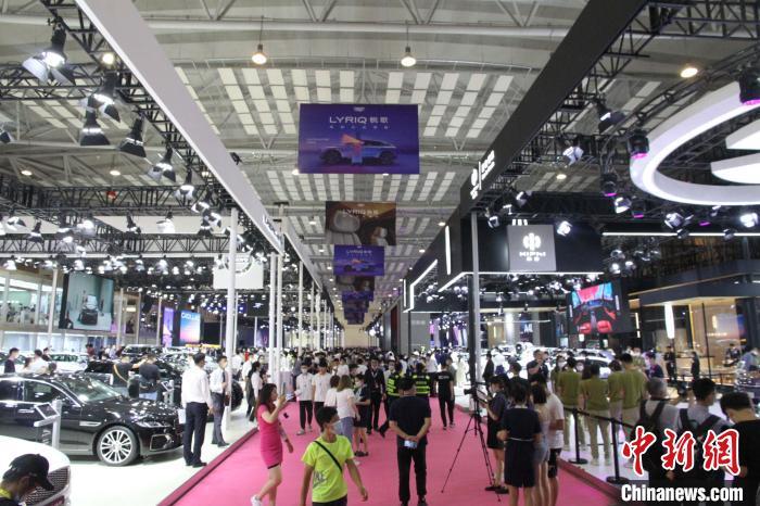 資料圖：2022第二十一屆青島國際汽車工業(yè)展覽會(huì)暨新能源汽車下鄉(xiāng)巡展活動(dòng)(青島站)啟幕?！∫鹿诔?攝