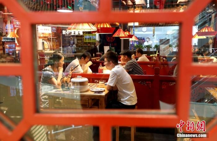 資料圖：6月9日，市民在北京豐臺(tái)區(qū)一餐廳內(nèi)就餐。 <a target='_blank' href='/'>中新社</a>記者 張宇 攝