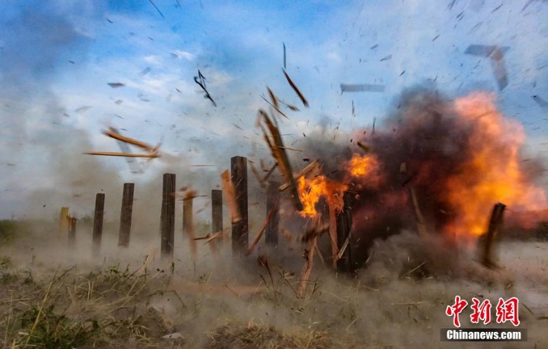 40℃高溫 武警上?？傟牎叭龑崱庇?xùn)練戰(zhàn)味十足