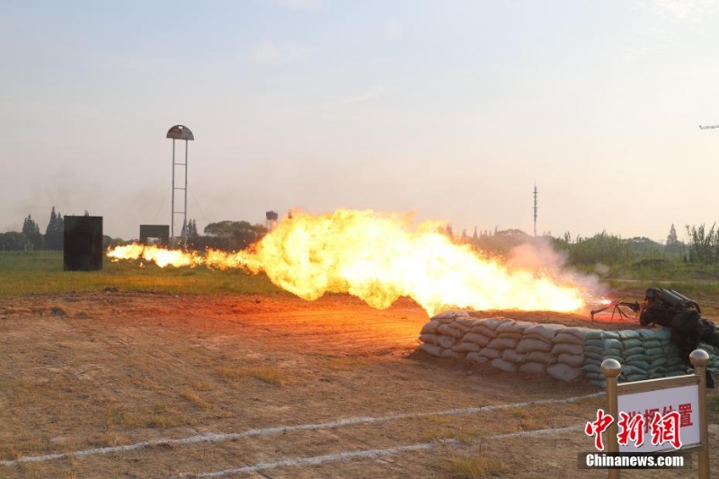 40℃高溫 武警上?？傟牎叭龑崱庇?xùn)練戰(zhàn)味十足