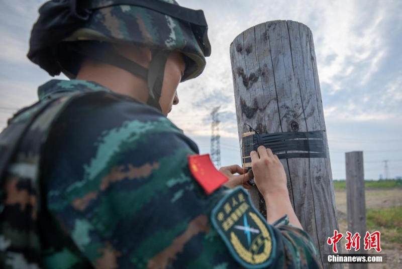 40℃高溫 武警上?？傟牎叭龑崱庇?xùn)練戰(zhàn)味十足