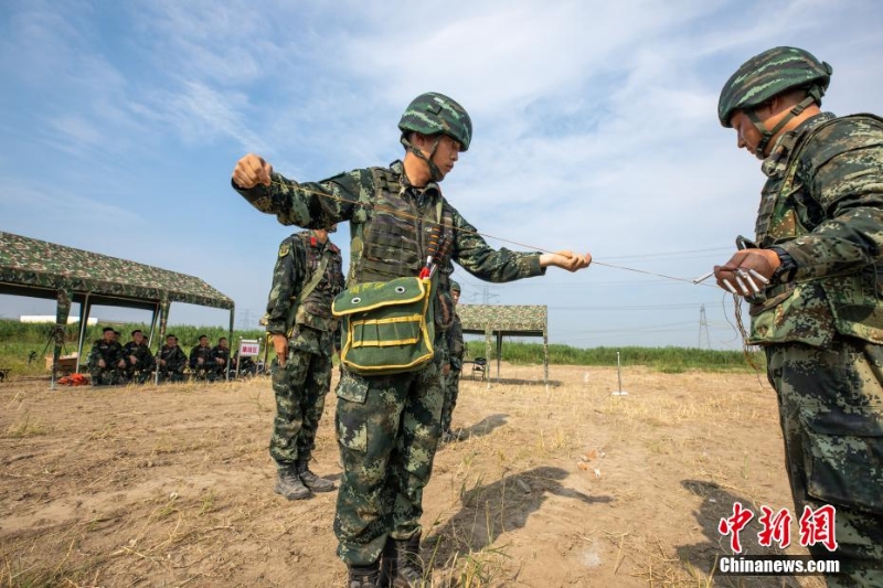 40℃高溫 武警上?？傟牎叭龑崱庇?xùn)練戰(zhàn)味十足