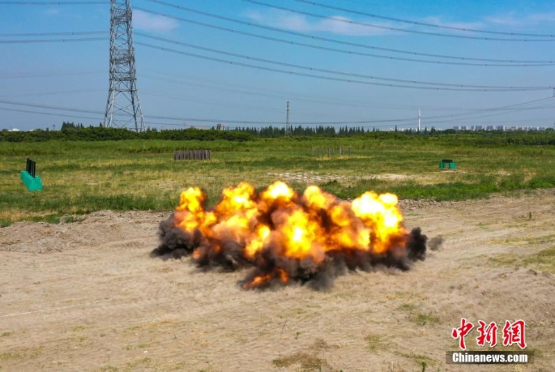 40℃高溫 武警上?？傟牎叭龑崱庇?xùn)練戰(zhàn)味十足