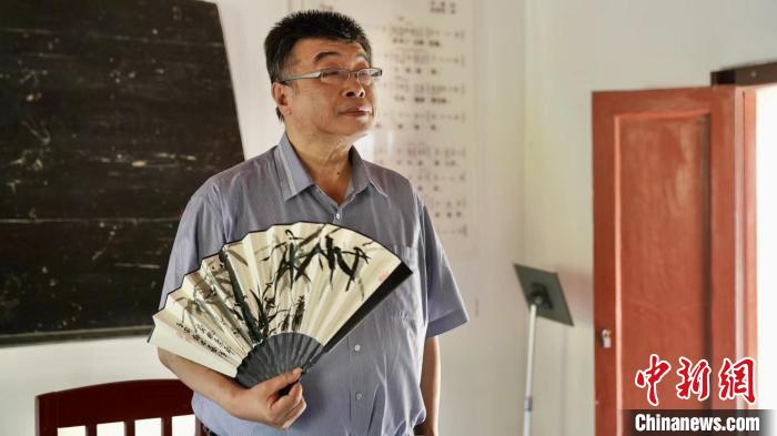 圖為臺(tái)灣知名人士邱毅參觀西南聯(lián)大舊址?！＄娦?攝
