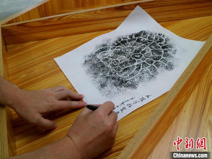 臺青為自己的拓片作品署名?！±钤?攝