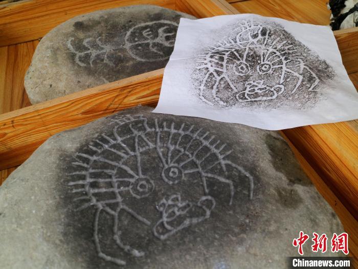臺青制作的巖畫印記拓片?！±钤?攝