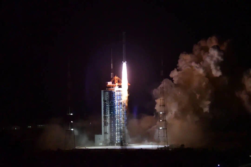 2021年10月14日18時51分，搭載著中國首顆太陽探測科學(xué)技術(shù)試驗衛(wèi)星“羲和號”的長征二號丁火箭在太原衛(wèi)星發(fā)射中心成功發(fā)射。（圖源：人民日報）