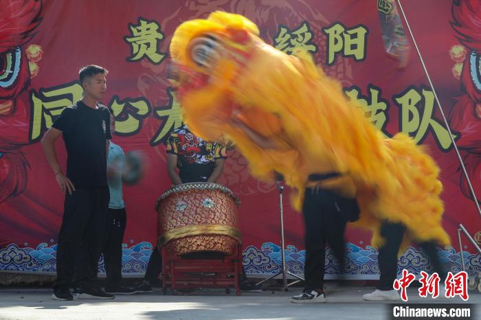賴翊凡在指導(dǎo)成員萬金宇(獅頭)和萬杰練習(xí)舞獅?！■暮陚?攝