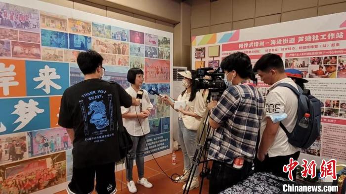 圖為李佩珍正在接受記者采訪?！∪~藝琳 攝