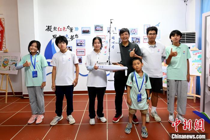 部分臺(tái)灣青少年學(xué)員與教練合影?！埥鸫?攝