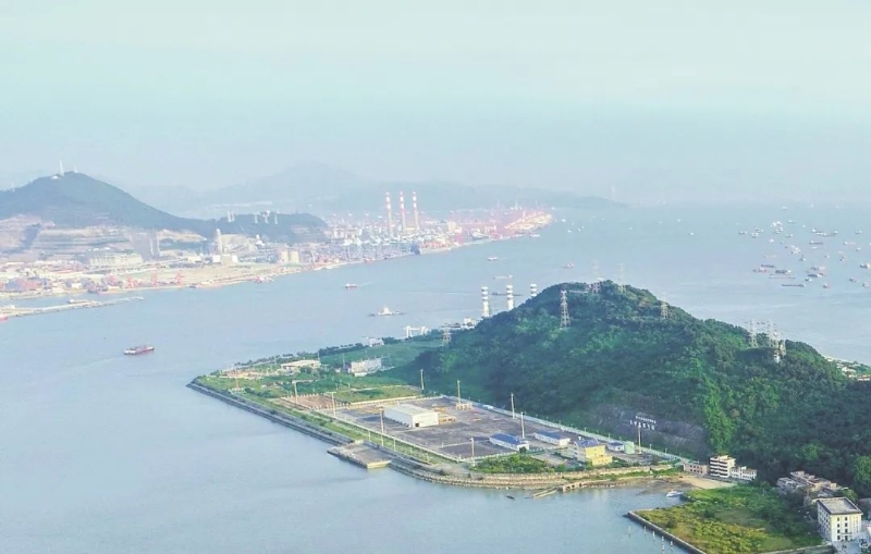 西氣東輸二線于2012年12月正式向香港特別行政區(qū)供氣，將清潔能源源源不斷地輸送到東方之珠。圖為管道進(jìn)入香港前的最后一站——位于深圳的大鏟島壓氣站。