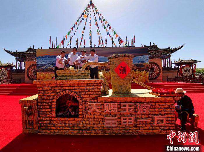 圖為青稞酒文化旅游節(jié)啟動。　祁增蓓 攝