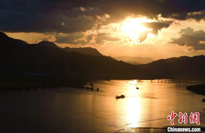 閩江江面被夕陽“染”成紅色。　王東明 攝