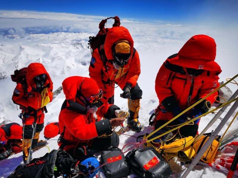 2020年5月27日，中國2020珠峰高程測量登山隊隊員登頂“地球之巔”珠穆朗瑪峰，利用北斗系統(tǒng)為珠峰“量身高”。（圖源：新華社）