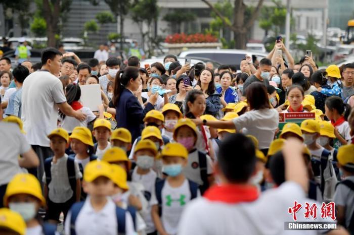 資料圖：新生家長們目送學生進入校園。 <a target='_blank' href='/'>中新社</a>記者 張瑤 攝