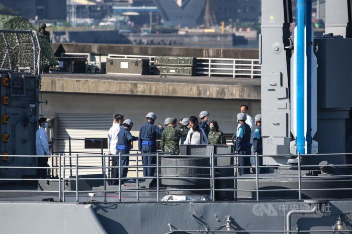 臺軍“漢光38號”實兵演習的重頭戲科目“海軍聯(lián)合截擊作戰(zhàn)實彈操演”26日上午登場，蔡英文登上基隆級艦校閱，是其上任以來第2次出海視導。 臺灣“中央社”圖 趙世勛 攝 