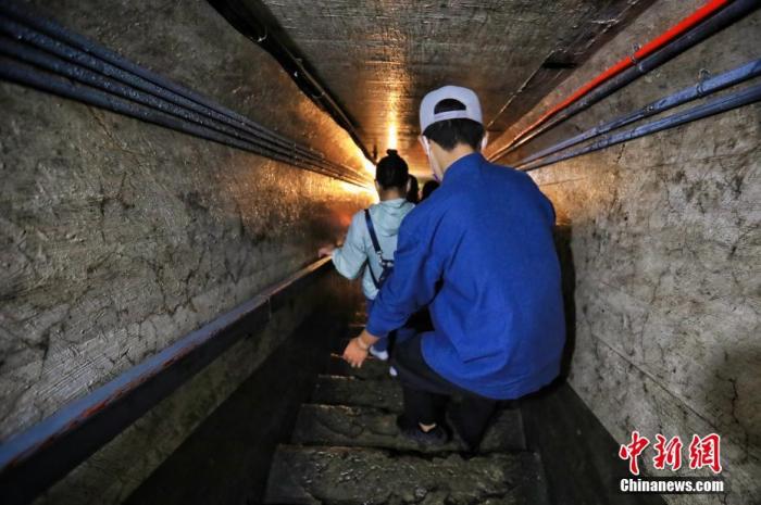 7月26日，內(nèi)蒙古呼倫貝爾市，參加“復興有我——在京臺灣青年邊疆行”活動的臺青在世界反法西斯戰(zhàn)爭海拉爾紀念園地下要塞參訪。 <a target='_blank' href='/'>中新社</a>記者 李雪峰 攝