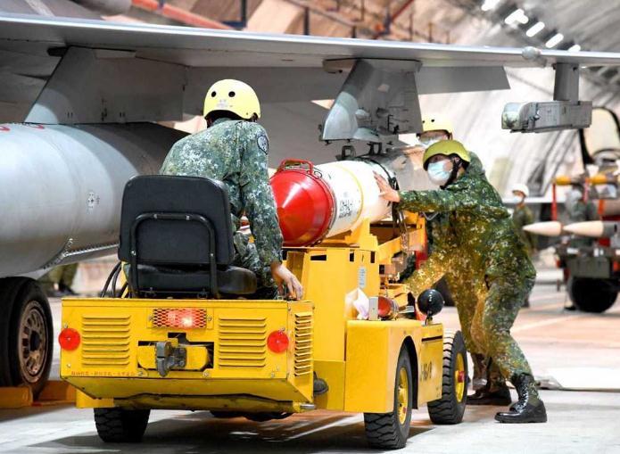 武掛分隊(duì)士官兵在佳山洞庫(kù)內(nèi)替F-16戰(zhàn)機(jī)進(jìn)行空射型魚叉飛彈掛載。圖片來(lái)源：臺(tái)灣“中時(shí)新聞網(wǎng)”(臺(tái)“空軍司令部”提供)