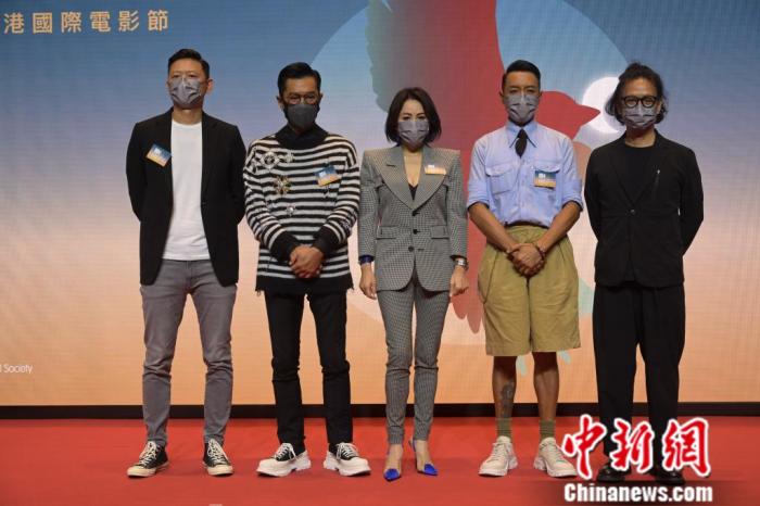 香港藝人古天樂(左二)與電影《明日戰(zhàn)記》團隊出席發(fā)布會。
