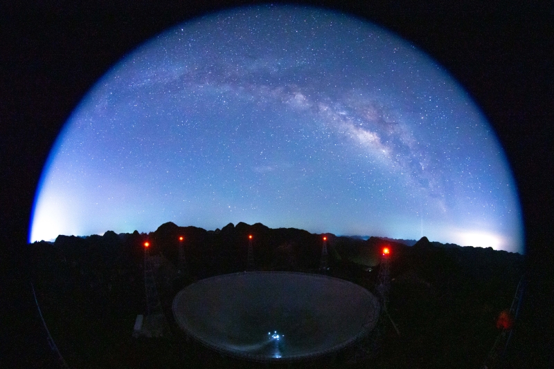 7月24日，星空下的中國(guó)天眼（維護(hù)保養(yǎng)期間拍攝，長(zhǎng)時(shí)間曝光照片）。 （圖源：新華社）